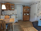 Ferienwohnung in K&uuml;hlungsborn - Thrun - Wohnzimmer mit Kochbereich