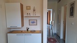 Ferienwohnung in Dahme - Meyer - Flur mit maritimer Deko und Blick ins Wohnzimmer