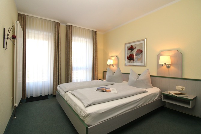 Ferienwohnung in K&uuml;hlungsborn - Appartementanlage Ostseeblick Fewo R&uuml;gen 12 - das gem&uuml;tliche Schlafzimmer