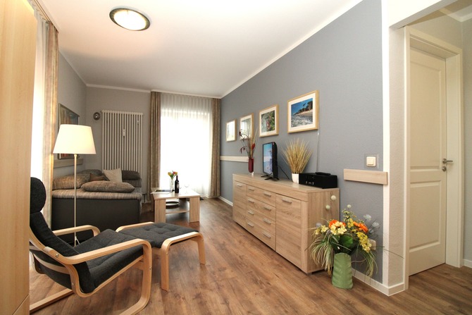 Ferienwohnung in K&uuml;hlungsborn - Appartementanlage Ostseeblick Fewo R&uuml;gen 12 - Blick zum Schlafzimmer