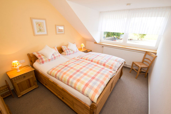 Ferienwohnung in Rettin - Ferienhof Hansen Lachm&ouml;we - Schlafraum mit Doppelbett