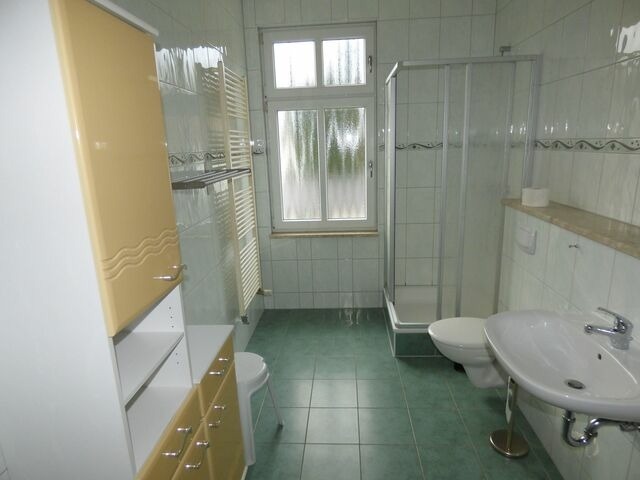 Ferienwohnung in Sellin - Sonnige Ferienwohnung -100qm - im 1. Obergeschoss der Villa Walhall in einem park&auml;hnlichen Garten - Bild 14