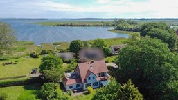 Familienferienhaus R&uuml;genbrise - Gemeinsames Urlauben mit Steg und Boot auf R&uuml;gen - alles inklusive und 5 B&auml;der