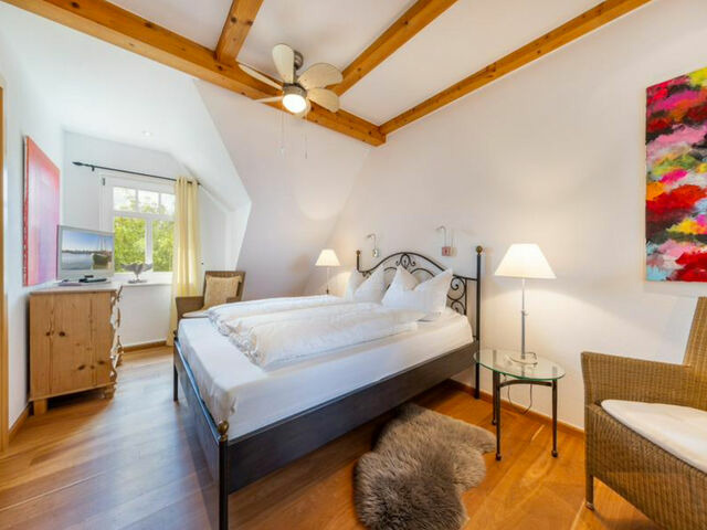 Ferienhaus in Garz - Familienferienhaus R&uuml;genbrise - Gemeinsames Urlauben mit Steg und Boot auf R&uuml;gen - alles inklusive und 5 B&auml;der - Bild 9