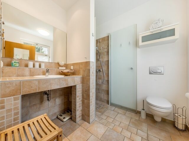 Ferienhaus in Garz - Familienferienhaus R&uuml;genbrise - Gemeinsames Urlauben mit Steg und Boot auf R&uuml;gen - alles inklusive und 5 B&auml;der - Bild 11